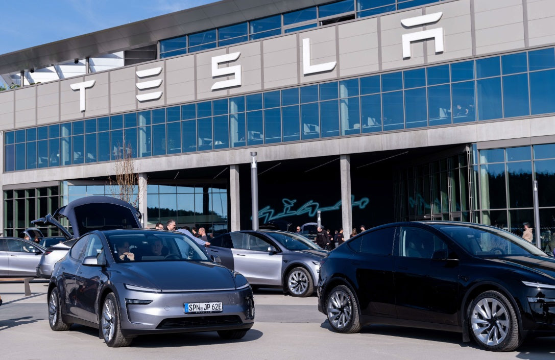 Tesla Shows Off Its Cars’ Advantage