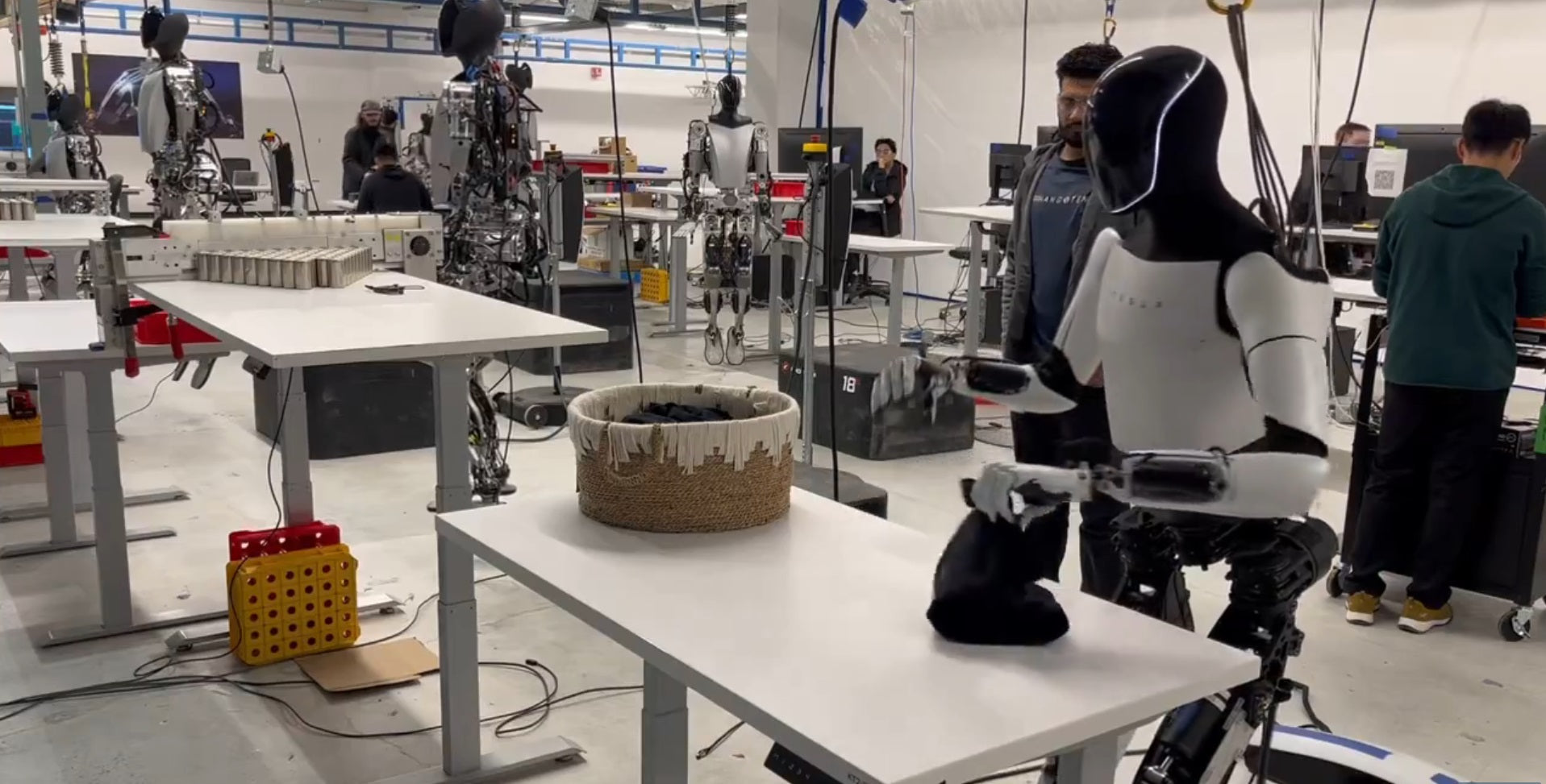 Tesla Robot Optimus Shows Progress, Adding to Further Development of the Company