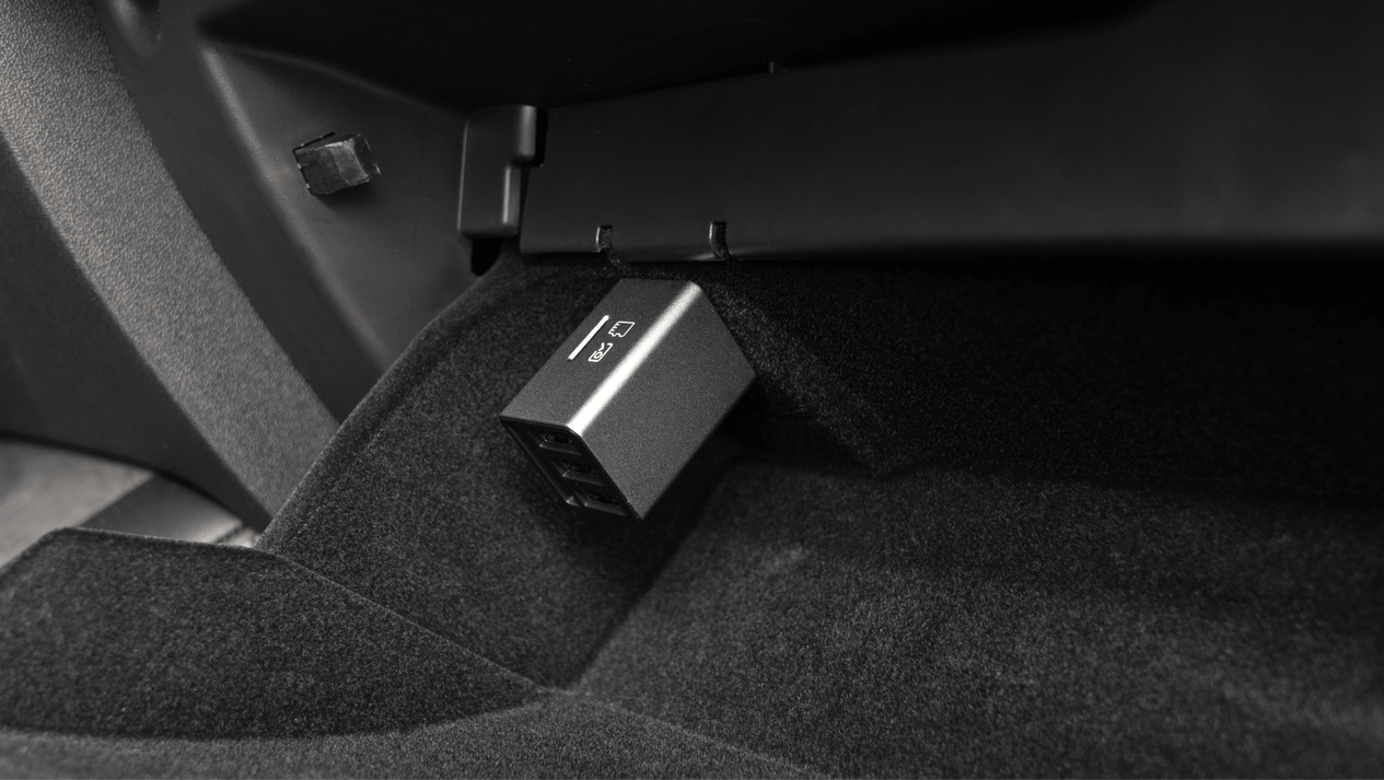 A black 3 Port USB HUB with DashCam Reader by JOWUA is plugged into a vehicle