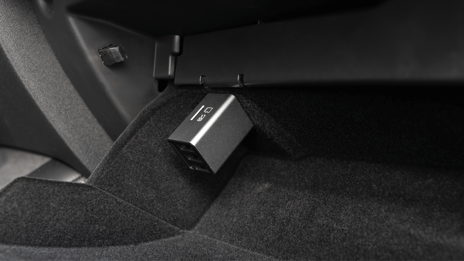 A black 3 Port USB HUB with DashCam Reader by JOWUA is plugged into a vehicle