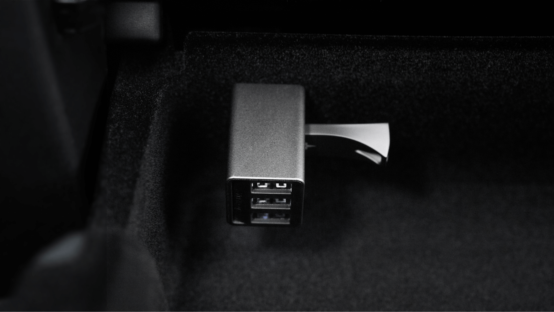 Tesla 4 Port USB Dashcam Hub for Model 3 / Y
